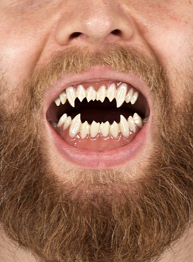 monsterzähne für den Werwolf Schminktipp